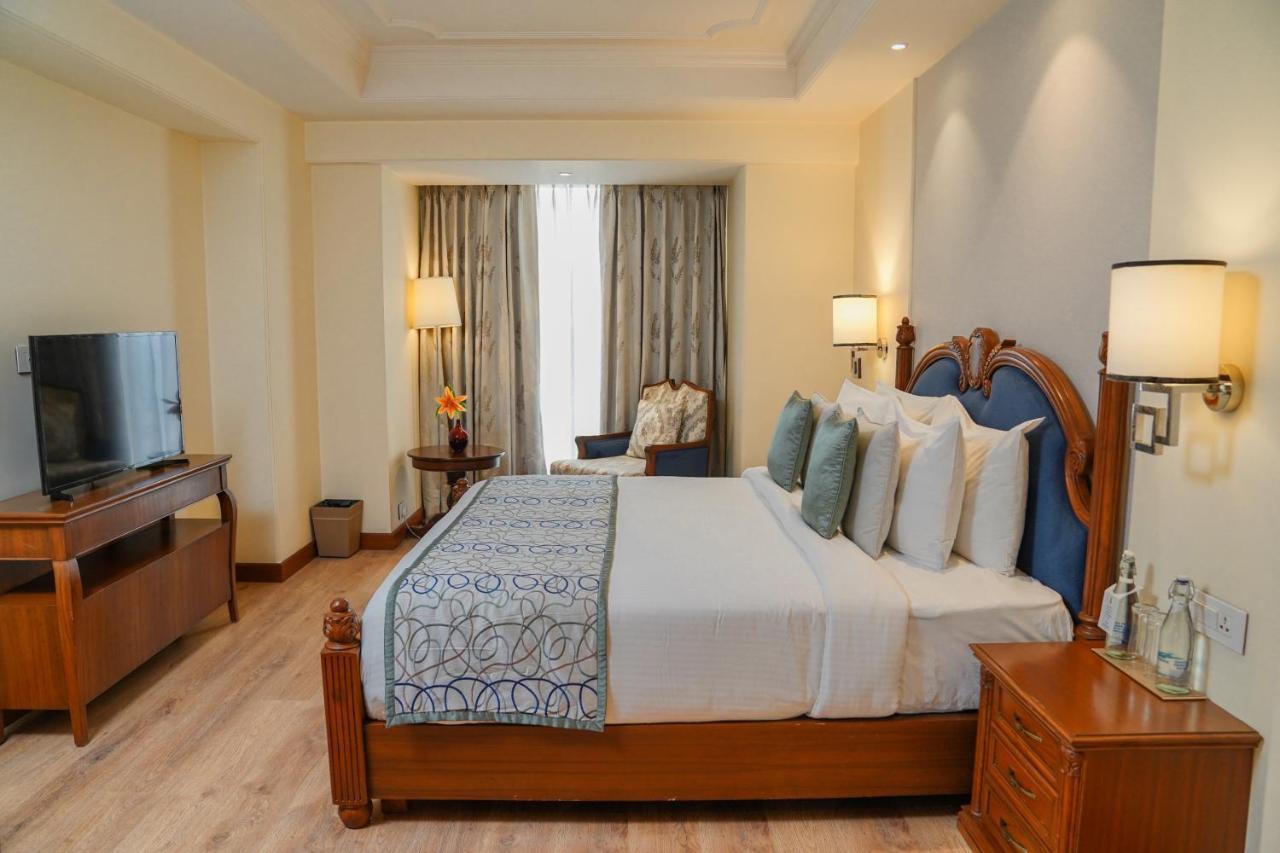 होटल Golden Sarovar Portico