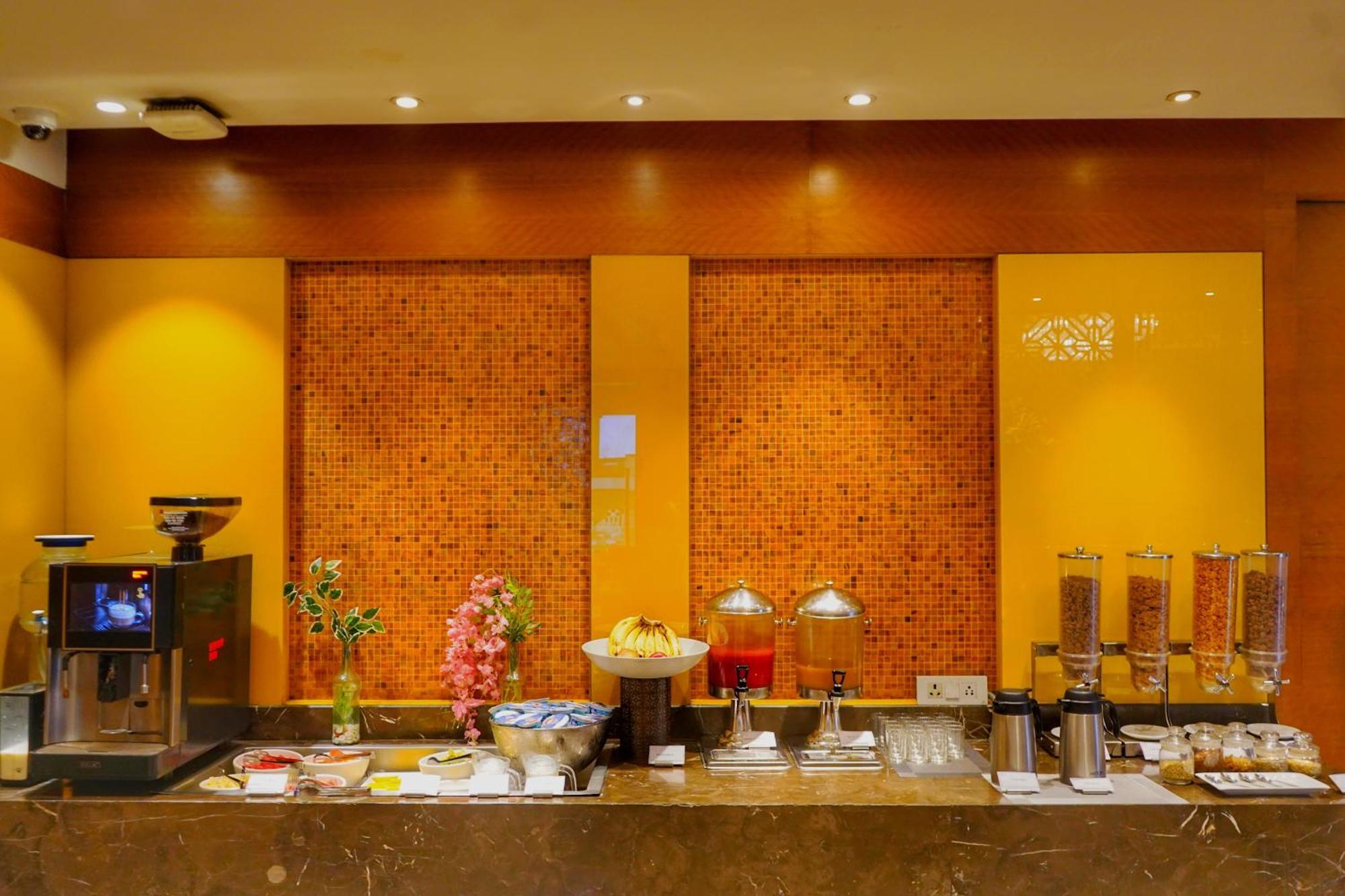 Golden Sarovar Portico होटल 4*