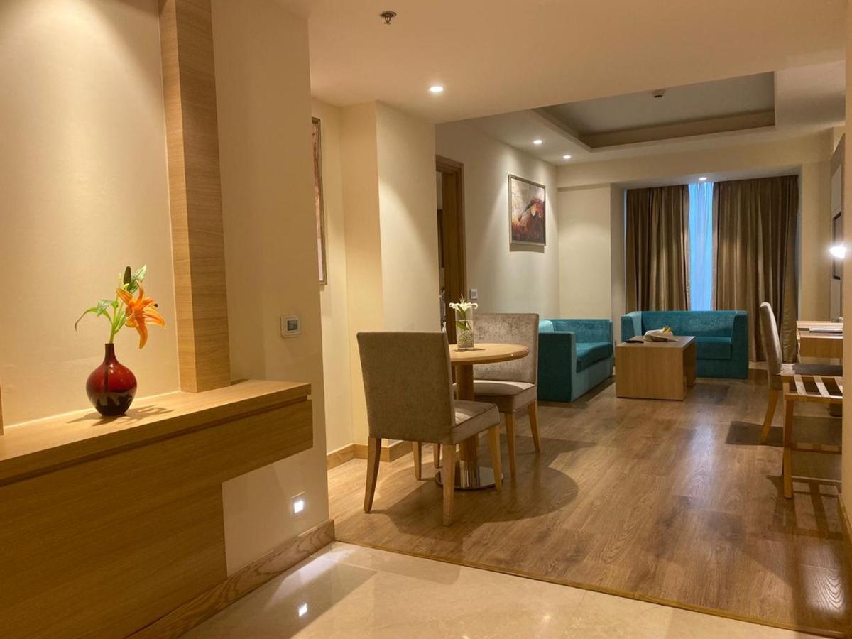 Golden Sarovar Portico होटल 4*